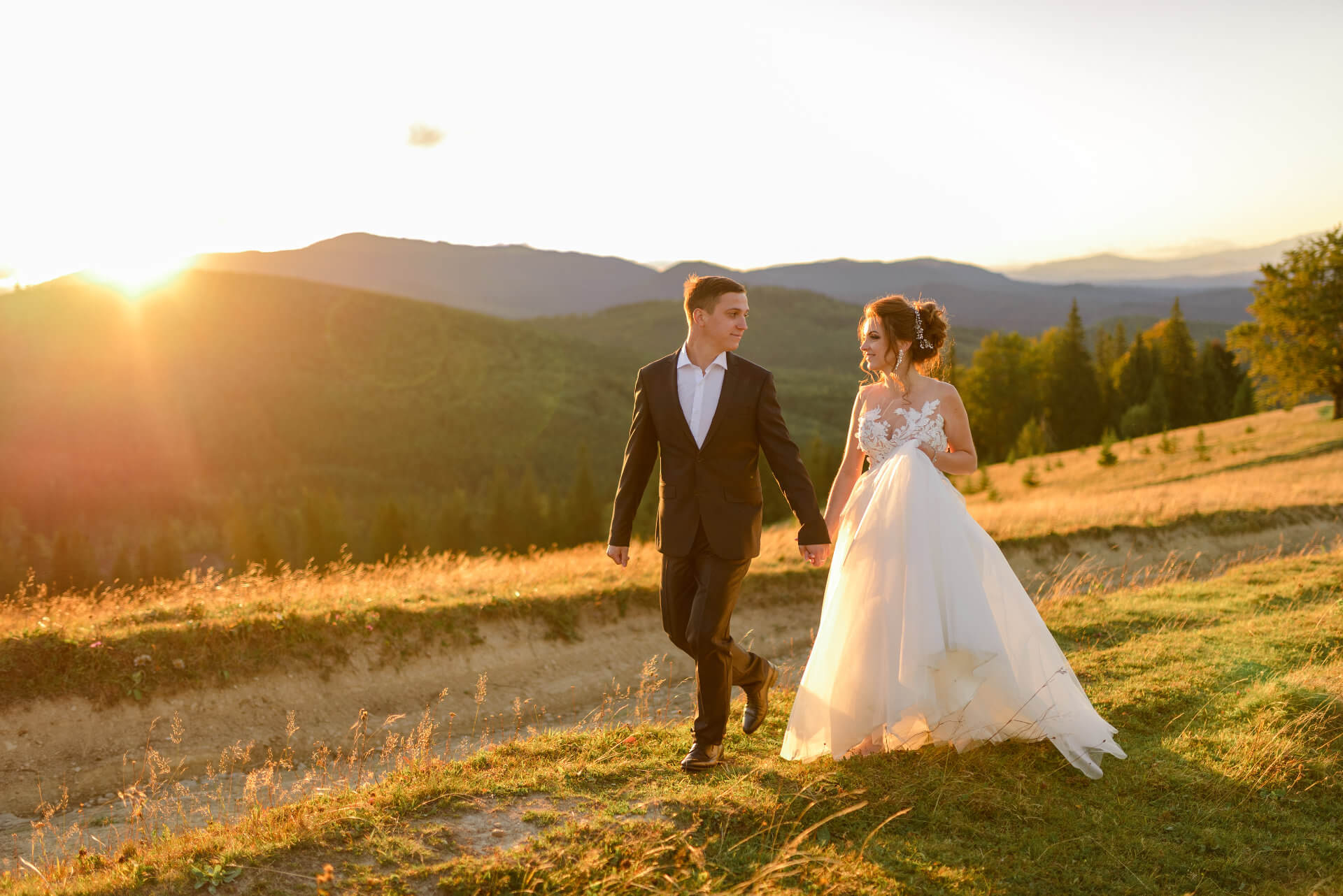 vwedding_1ecteezy_wedding-photography-in-the-mountains-the-bride-and-groom_6918760